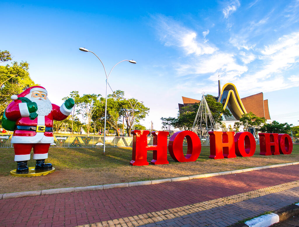 Letreiro e Noel gigante de fibra de vidro